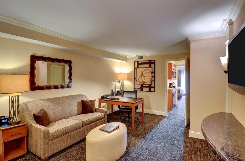 Eden Resort And Suites, BW Premier Collection Rohrerstown Room photo